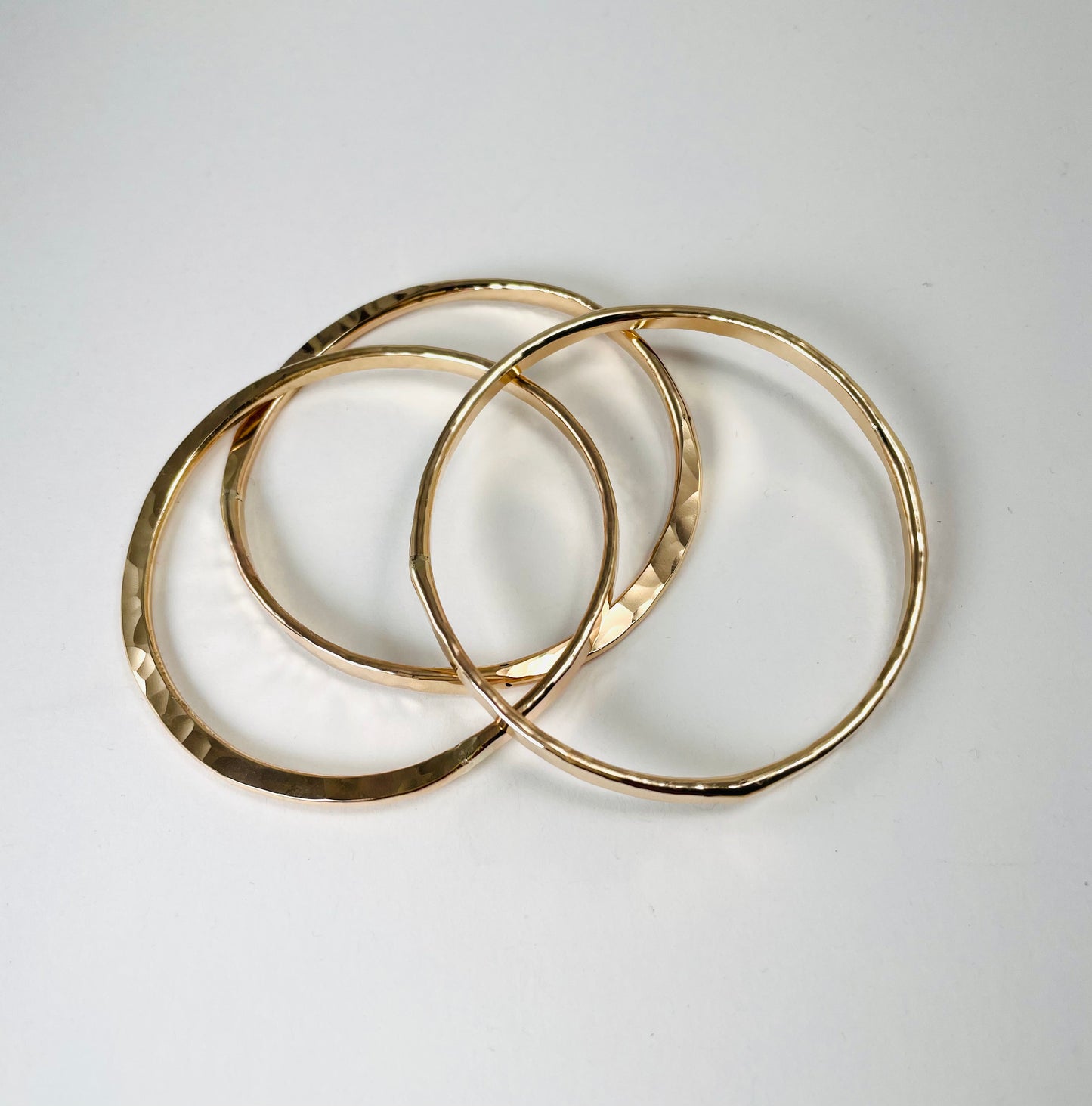 Hand forged 14K gold filled bangle 'wave'