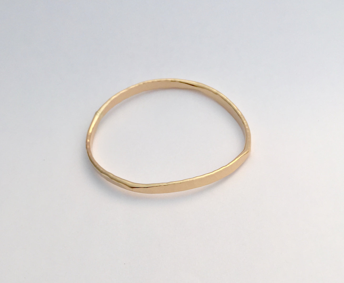 Hand forged 14K gold filled bangle 'wave'