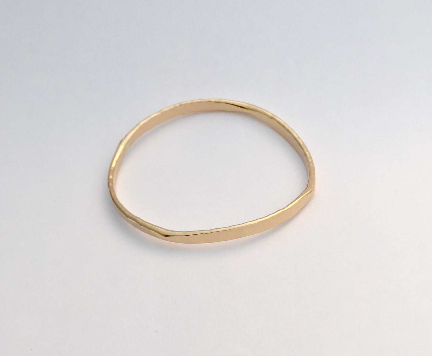 Hand forged 14K gold filled bangle 'square'.