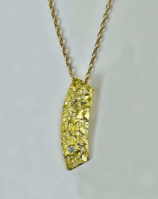 18K gold textured pendant with diamond