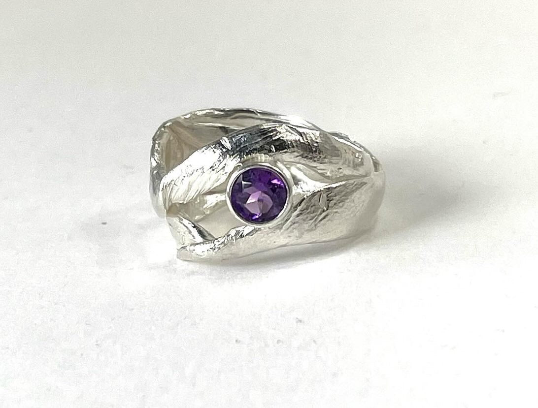 Sterling silver 'Mitsuro Hikime'ring with faceted amethyst