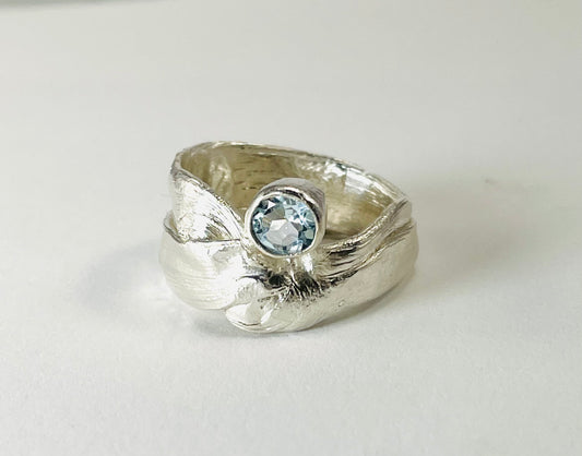 Sterling silver 'mitsuro hikime' ring with faceted blue topaz