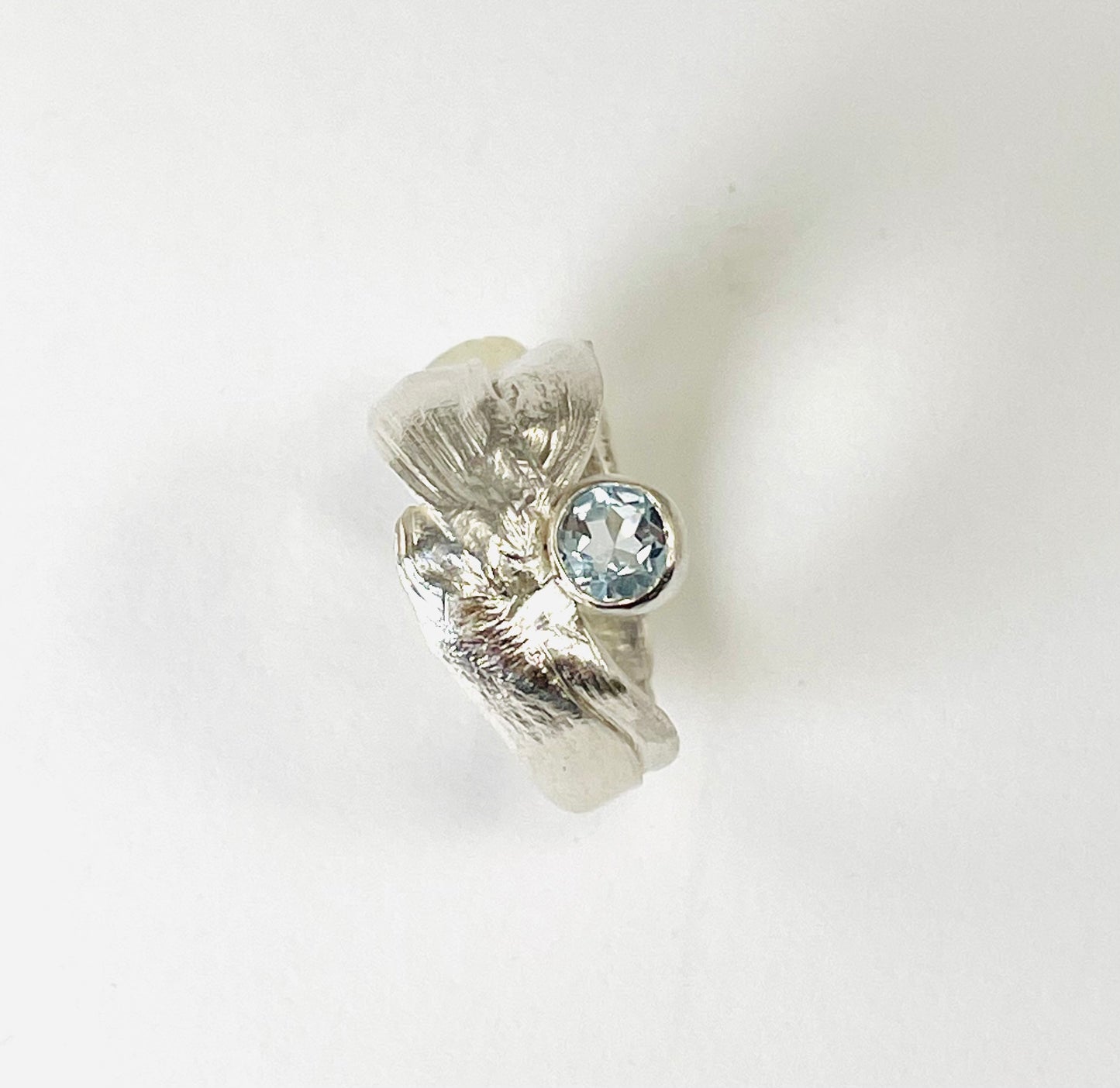 Sterling silver 'mitsuro hikime' ring with faceted blue topaz