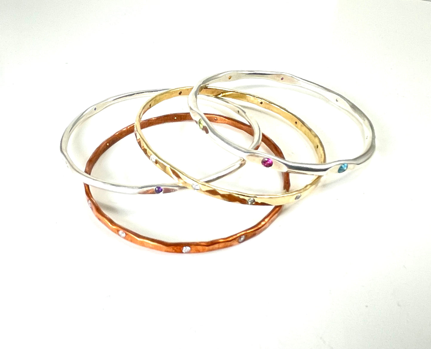 Hand forged bangle in 14K gold and diamonds